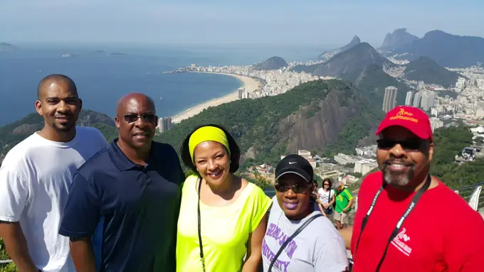 Clientes com a paisagem do Rio ao fundo
